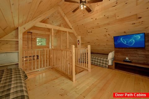 Cabin with Loft bedroom with 2 full beds and TV - Out On A Limb