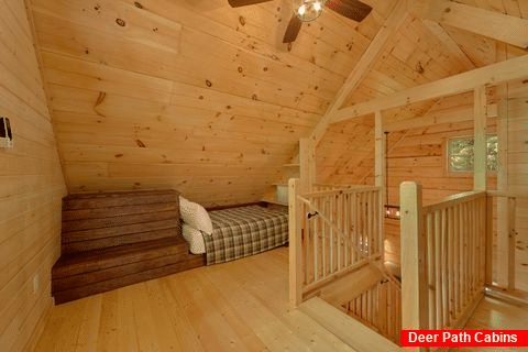 1 bedroom cabin with King bed and 2 full beds - Out On A Limb