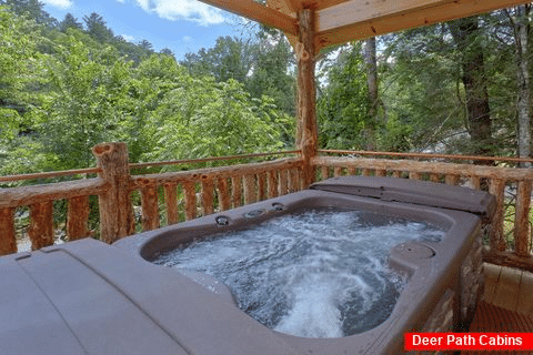Honeymoon Cabin with Hot Tub on the deck - Out On A Limb