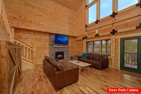7 Bedroom cabin with Luxurious Living Room - Poolside Lodge