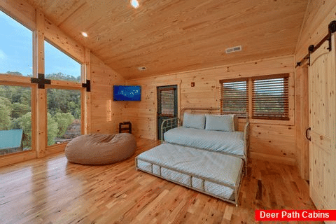 7 bedroom cabin with loft, trundle bed and TV - Poolside Lodge