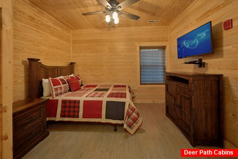 7 Bedroom cabin with 4 Queen bedrooms and baths - Poolside Lodge