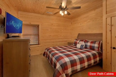 Private Queen bedroom with Bath and TV in cabin - Poolside Lodge