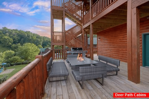 7 Bedroom cabin with FIre Pit and Gas Grill - Poolside Lodge