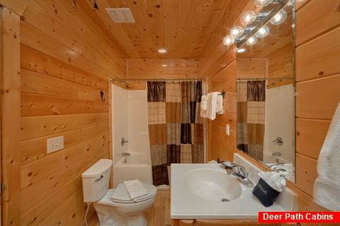 3 Bedroom Cabin with 3 Private Suites - Bear Pause Cabin