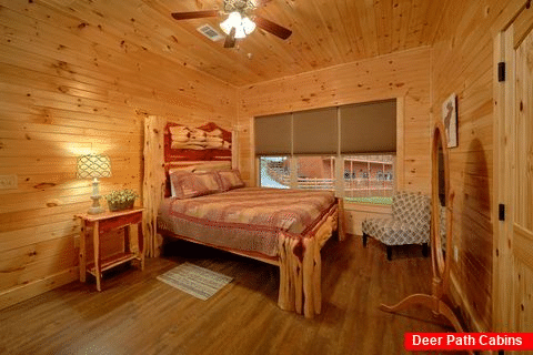8 Bedroom Cabin with a Main-Level Master Bedroom - Mountain View Pool Lodge