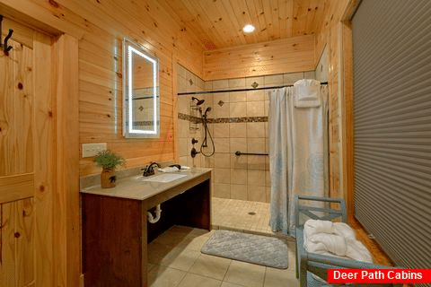 8 Bedroom Cabin with a ADA Main-Level Bathroom - Mountain View Pool Lodge