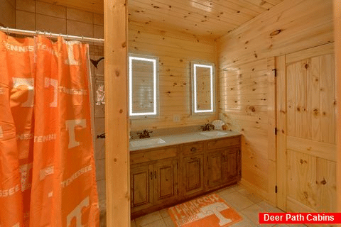 8 Bedroom Cabin with a Tennessee Locker Bathroom - Mountain View Pool Lodge