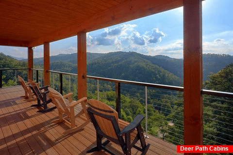 8 Bedroom Pool Cabin with 3 Covered Decks - Mountain View Pool Lodge