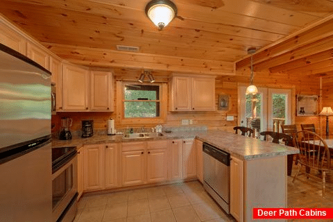 Luxurious 3 bedroom cabin with full kitchen - Bear Mountain Lodge