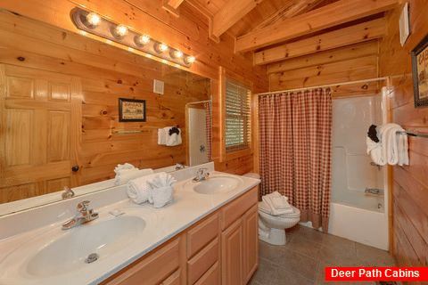 3 bedroom cabin with Private Master Bath - Bear Mountain Lodge
