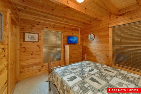 3 Bedroom cabin with Queen bedroom on main level - Bear Mountain Lodge