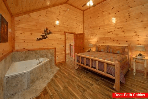 King Bedroom with Jacuzzi Close to Pigeon Forge - Majestic Splash