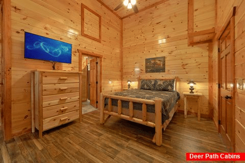 Queen Bedroom with Flatscreen TV and View - Majestic Splash