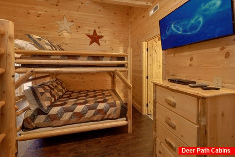 Bunk bedroom for 8 in luxury cabin with pool - Endless Sunsets