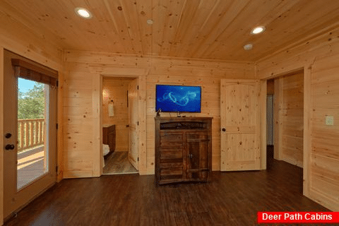 King Bedroom with Private Bath and TV in cabin - Endless Sunsets