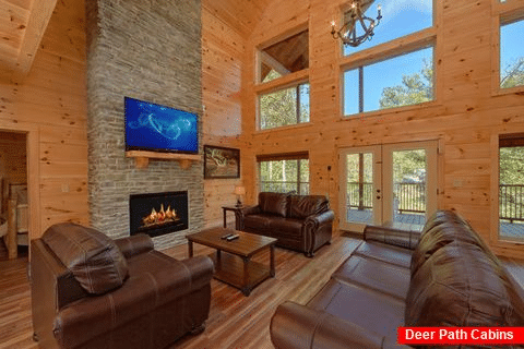 3 Bedroom Cabin with floor to ceiling fireplace - A River Retreat