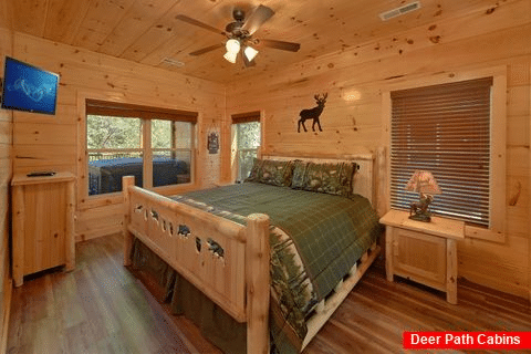 Private King bedroom with Jacuzzi and bathroom - A River Retreat