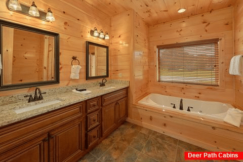 Private bathroom with Jacuzzi in 3 bedroom cabin - A River Retreat