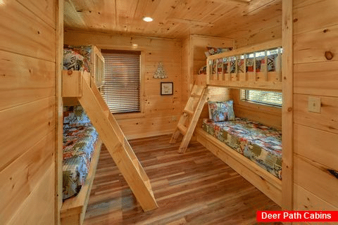 3 Bedroom cabin with bunk beds in the loft - A River Retreat