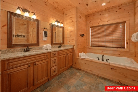 Luxurious bathroom with Jacuzzi in River Cabin - Rushing Waters