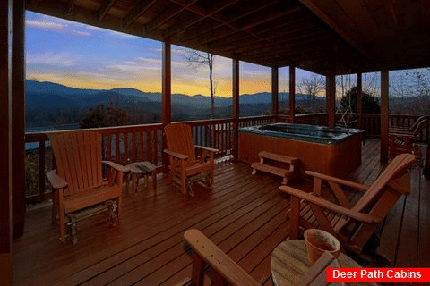 Cabin with Hot Tub overlooking Mountain Views - Majestic Point Lodge