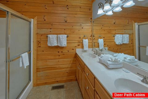 Luxury Cabin with King beds and private bathroom - Majestic Point Lodge