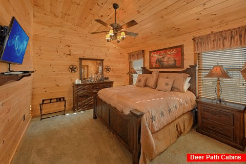Top Floor King Bedroom Cabin Sleeps 12 - Hideaway Dreams