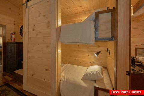 4 Bedroom Cabin with Extra Sleeping Twin Beds - Hideaway Dreams