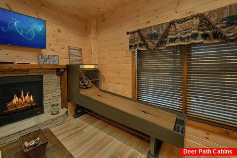 Shuffel Board Game Room Cabin Sleeps 12 - Hideaway Dreams