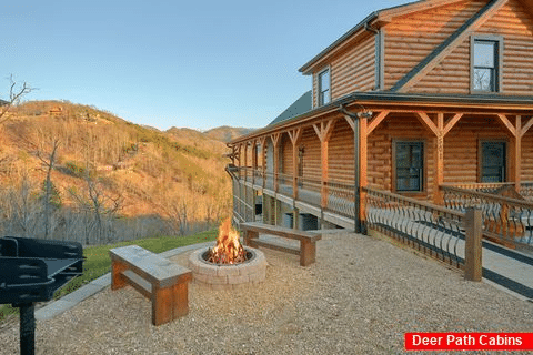 Luxurious 4 Bedroom Cabin with Fire Pit - Hideaway Dreams