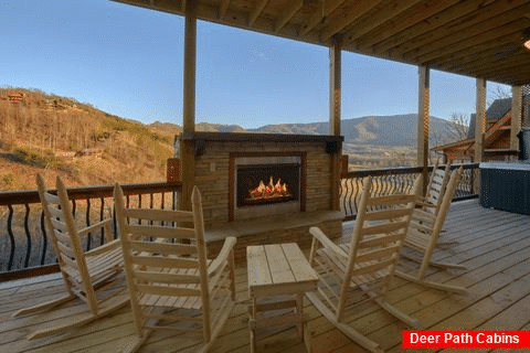 4 Bedroom Cabin with Outdoor Fireplace - Hideaway Dreams