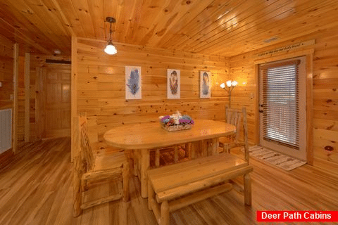 Spacious Cabin with Dining Area - Crosswinds