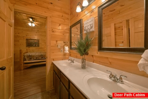 Private bathroom in 6 bedroom resort cabin - Bear Cove Lodge