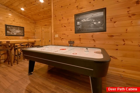 Pigeon Forge cabin with Air hockey and Game room - Bear Cove Lodge