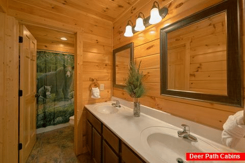 Group size cabin with 4 baths and washer/dryer - Bear Cove Lodge