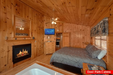 Honeymoon Cabin with Fireplace and Jacuzzi Tub - Angels Attic