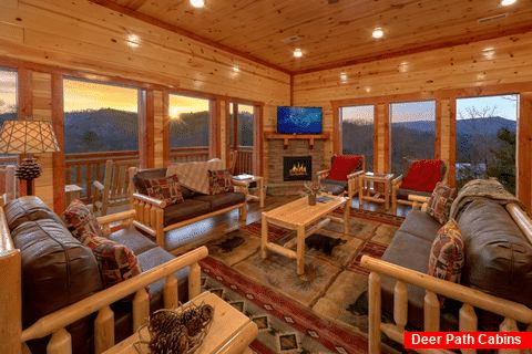 6 Bedroom Cabin with Gas Fireplace and WiFi - Majestic Mountain Splash
