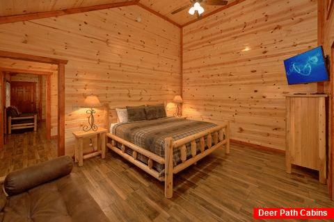 King Bedroom with Flatscreen TV - Majestic Mountain Splash