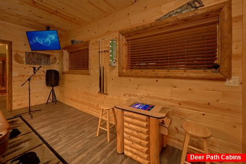 Gatlinburg Cabin with Arcade and Karaoke - Bar Mountain