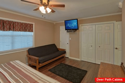King Bedroom with Flatscreen TV - Dew Drop Inn at Creekwalk