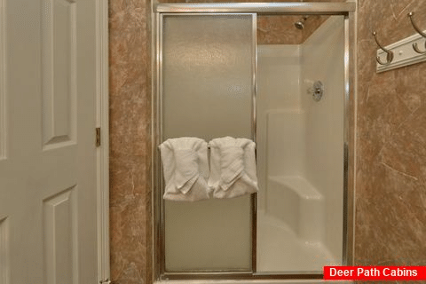 Queen Bedroom with Shower Sleeps 7 - Dew Drop Inn at Creekwalk