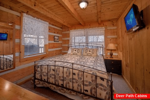 Private King bedroom in 1 bedroom cabin - All By Grace