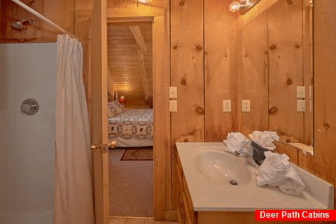Spacious cabin with 2 private bathrooms - All By Grace