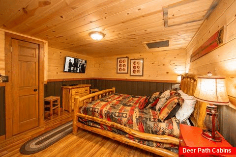 Lower Level Bedroom 2 Bedroom Cabin Sleeps 8 - Tin Pan Alley