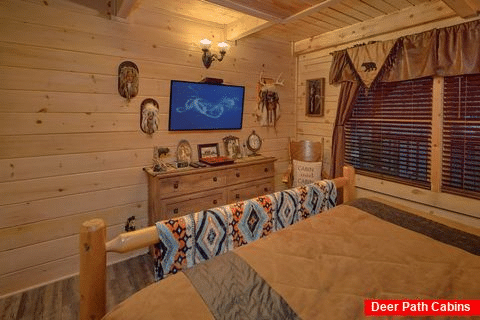 King Bedroom with Flatscreen TV - Moonshadow