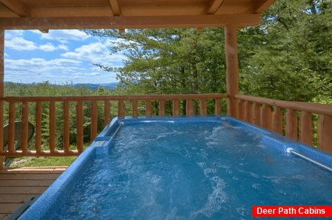 Private Hot tub at 2 bedroom cabin with Views - Autumn Run