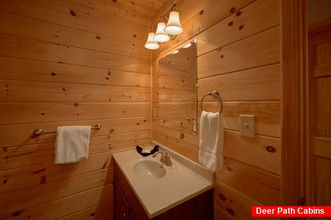 Premium 3 bedroom cabin rental with 3 baths - A Lazy Bear's Hideaway