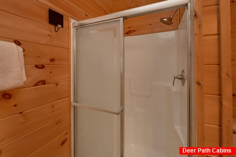 3 bedroom cabin with 3 Private Bathrooms - A Lazy Bear's Hideaway