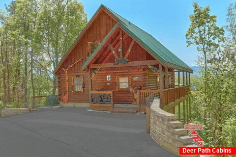 Secluded 3 bedroom cabin with mountain views - A Lazy Bear's Hideaway